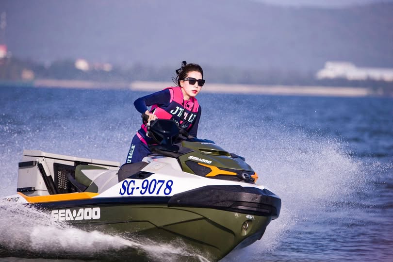 Hitomi Ohashi, 42 years old, is a beautiful MILF career office worker with big breasts！pt2